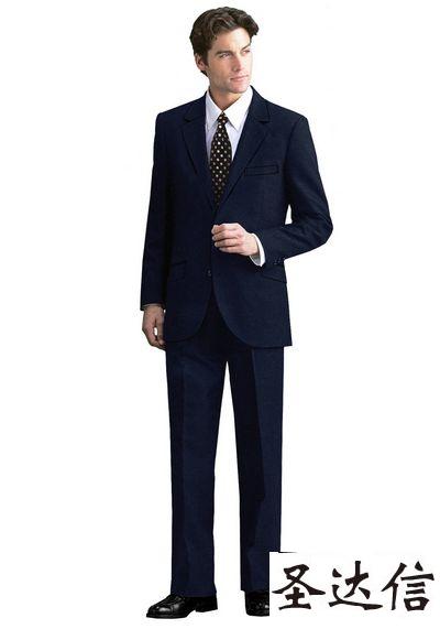 保持整潔是男士們穿好定制西服很重要的一個(gè)環(huán)節(jié)。